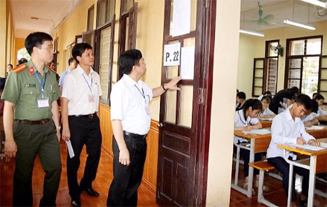 Đoàn kiểm tra của Sở GD&ĐT và CA thành phố kiểm tra tại các điểm thi.