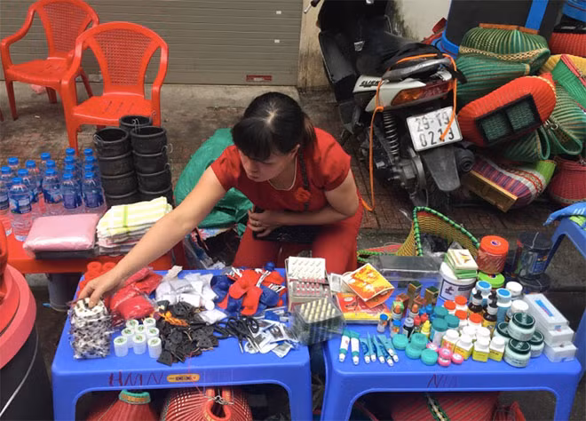 Tại lễ hội cũng có nhiều hàng quán bán cả dụng cụ, thuốc chữa trị cho gà chọi.