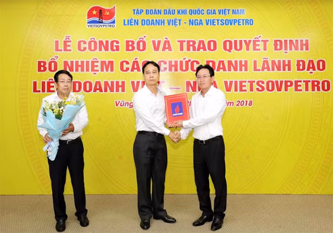 Phó Bí thư Đảng ủy, Tổng giám đốc PVN Nguyễn Vũ Trường Sơn trao Quyết định bổ nhiệm cho đồng chí Nguyễn Quỳnh Lâm.