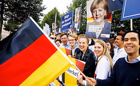 Người dân Đức tin tưởng và coi “bà đầm thép” Angela Merkel là dấu hiệu ổn định của nước Đức. Người dân Đức tin tưởng và coi “bà đầm thép” Angela Merkel là dấu hiệu ổn định của nước Đức.