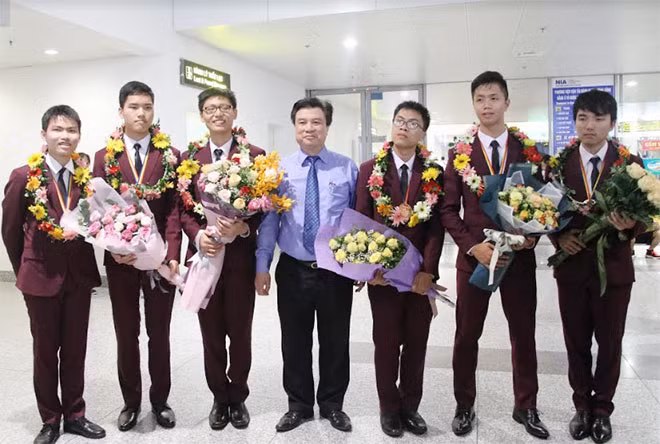 Thứ trưởng Nguyễn Hữu Độ chúc mừng các em đội tuyển Olympic Toán quốc tế đã xuất sắc giành huy chương. Thứ trưởng Nguyễn Hữu Độ chúc mừng các em đội tuyển Olympic Toán quốc tế đã xuất sắc giành huy chương.