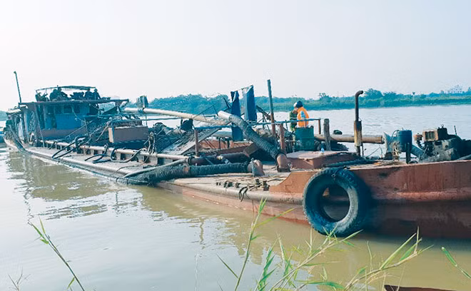 Công an huyện Cẩm Giàng đưa tàu vi phạm về trụ sở.