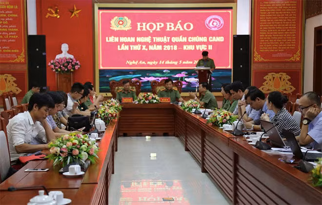 Liên hoan nghệ thuật quần chúng CAND năm 2018 là một trong những hoạt động của toàn lực lượng CAND thiết thực kỷ niệm 70 năm “CAND học tập, thực hiện 6 điều Bác Hồ dạy” và 70 năm “Ngày Chủ tịch Hồ Chí Minh ra lời kêu gọi thi đua ái quốc”. Liên hoan nghệ thuật quần chúng CAND năm 2018 là một trong những hoạt động của toàn lực lượng CAND thiết thực kỷ niệm 70 năm “CAND học tập, thực hiện 6 điều Bác Hồ dạy” và 70 năm “Ngày Chủ tịch Hồ Chí Minh ra lời kêu gọi thi đua ái quốc”.