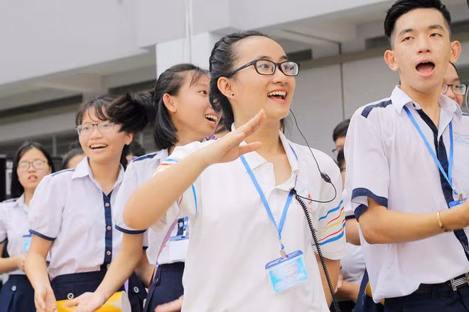 Em Phạm Song Toàn và các bạn tại trường THPT Long Thới. Em Phạm Song Toàn và các bạn tại trường THPT Long Thới.
