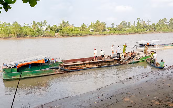 Sà lan vận chuyển 300m³ cát nhưng không có hóa đơn hợp lệ bị Công an TP Cần Thơ tạm giữ.