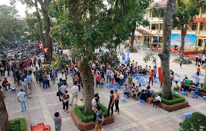 Hàng trăm phụ huynh yêu cầu Hiệu trưởng Trường Tiểu học Sơn Đồng, Hoài Đức (Hà Nội) giải thích về nhiều khoản thu không hợp lý. Ảnh minh họa.