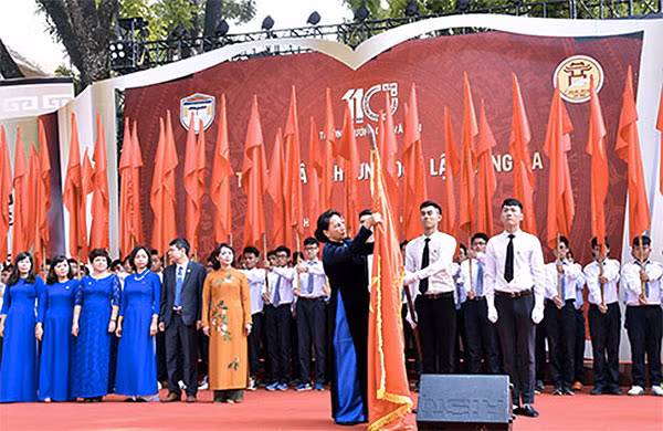 Chủ tịch Quốc hội Nguyễn Thị Kim Ngân trao Huân chương Độc lập hạng Ba cho THPT Chu Văn An. Ảnh: Đại biểu Nhân dân
