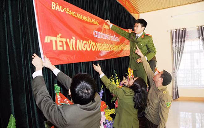 Tất bật chuẩn bị cho buổi trao quà Tết tại xã Thanh Lương.