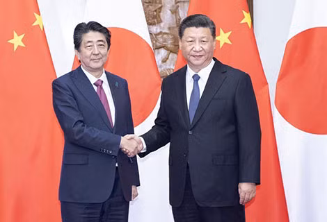 Thủ tướng Nhật Bản Shinzo Abe bắt tay Chủ tịch Trung Quốc Tập Cận Bình tại Bắc Kinh.