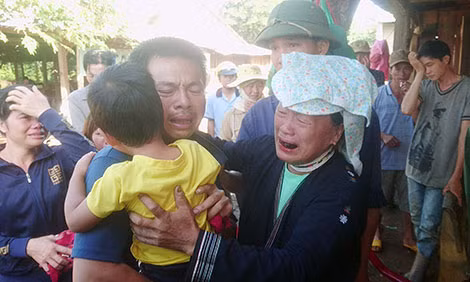 Đặng Văn Hiến ôm con khóc khi ra đầu thú.