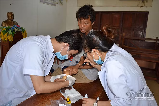 Đoàn bác sĩ Việt Nam đã thăm, khám cho hơn 500 người, cấp cứu, mổ cho hơn 30 người bị thương tích trong đợt lũ gây nên.