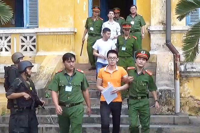 Dẫn giải xét xử các đối tượng trong tổ chức khủng bố “Chính phủ quốc gia Việt Nam lâm thời”.