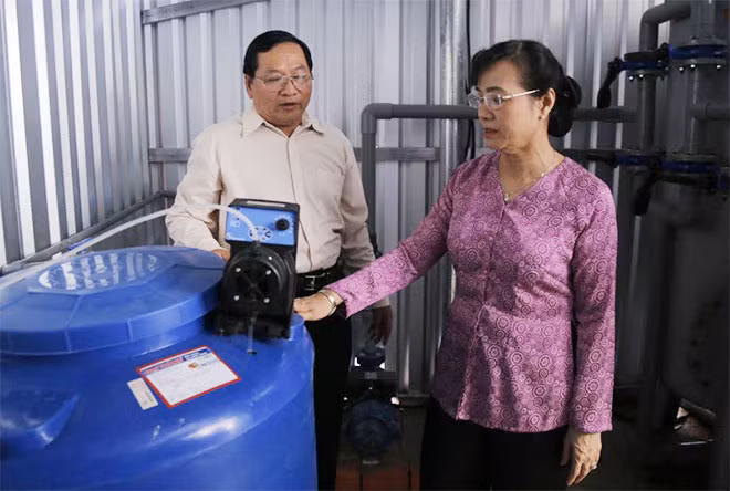 Đồng chí Nguyễn Thị Quyết Tâm, Phó Bí thư Thành ủy, Chủ tịch HĐND TP Hồ Chí Minh tham quan công trình nước sạch.