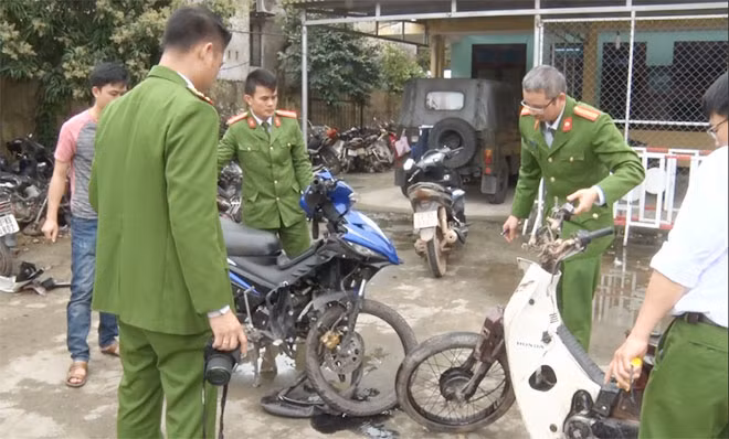 Công an huyện Bố Trạch và Phòng Kỹ thuật hình sự, Công an tỉnh Quảng Bình khám nghiệm phương tiện gây ra vụ TNGT vào tối 25-2. Công an huyện Bố Trạch và Phòng Kỹ thuật hình sự, Công an tỉnh Quảng Bình khám nghiệm phương tiện gây ra vụ TNGT vào tối 25-2.