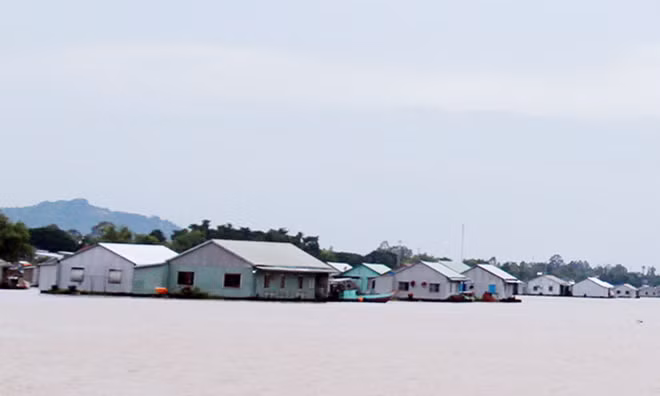 Các hộ dân nuôi cá bè tại xã Khánh Hòa (huyện Châu Phú, tỉnh An Giang) cho rằng nhu cầu đi lại của phương tiện qua nhánh sông này là không có nên việc nạo vét thông luồng là để lấy cát.