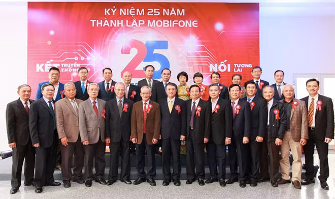 Các vị đại biểu chụp ảnh lưu niệm tại lễ kỷ niệm 25 năm thành lập MobiFone.