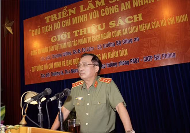 Thứ trưởng Nguyễn Văn Thành phát biểu tại lễ khai mạc triển lãm.