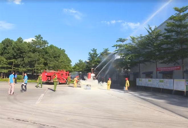 Cán bộ, công nhân của Công ty TNHH Giầy ADORA được trải nghiệm và nâng cao ý thức trách nhiệm về công tác PCCC và CNCH.