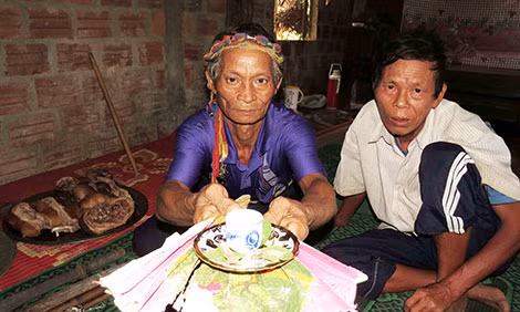 Dâng rượu trong bí tích gọi hồn.