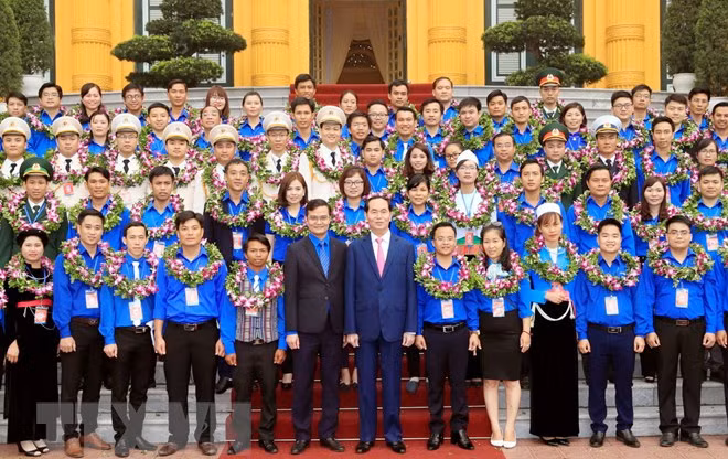 Chủ tịch nước Trần Đại Quang và các cán bộ đoàn xuất sắc tiêu biểu nhận Giải thưởng Lý Tự Trọng năm 2018. Ảnh: Nhan Sáng/TTXVN. Chủ tịch nước Trần Đại Quang và các cán bộ đoàn xuất sắc tiêu biểu nhận Giải thưởng Lý Tự Trọng năm 2018. Ảnh: Nhan Sáng/TTXVN.