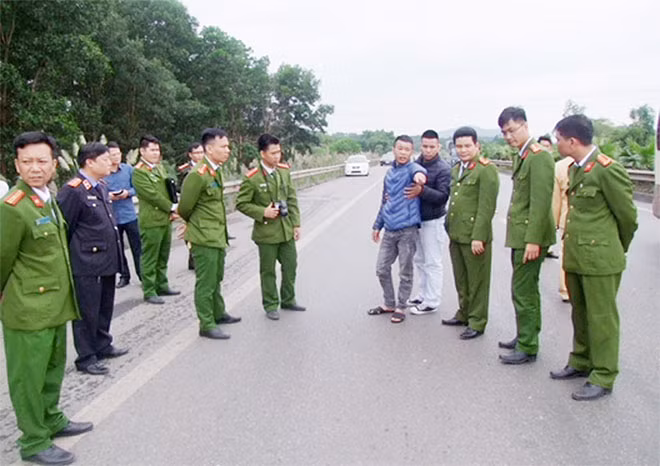 Đối tượng Hoàng Văn Trường chỉ nơi xảy ra vụ án. Đối tượng Hoàng Văn Trường chỉ nơi xảy ra vụ án.
