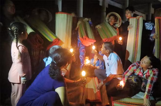 Chợ “chiếu ma” Định Yên từng không chỉ văn hóa đặc sắc của người dân xứ chiếu Định Yên – Định An huyện Lấp Vò, tỉnh Đồng Tháp mà còn nổi danh khắp Tây Nam Bộ.