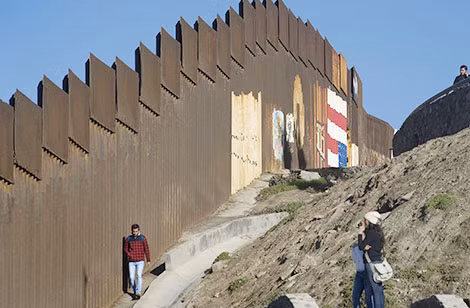 Mỹ vẫn đang đòi Mexico phải chi trả cho những bức trường thành ngăn cách biên giới này.