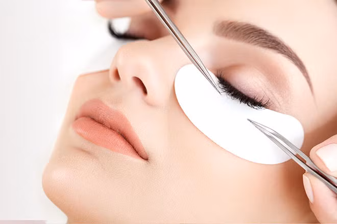 Chị em nhấn mí mắt phải đến cơ sở y tế được cấp phép để tránh biến chứng. Chị em nhấn mí mắt phải đến cơ sở y tế được cấp phép để tránh biến chứng.