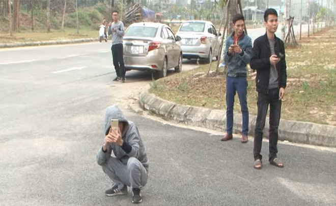 Một nhóm người cùng đi với Trần Đình Sang liên tiếp quay video hình ảnh lực lượng Công an đang giải quyết Công việc.