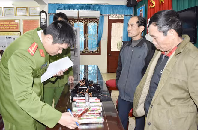 Số pháo thu giữ trên xe khách. Số pháo thu giữ trên xe khách.