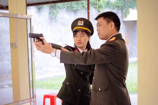 Thượng tá Lê Mạnh Cường, Trưởng bộ môn Quân sự, Võ thuật, Thể dục Thể thao, Học viện ANND hướng dẫn học viên ở nội dung bắn súng. Thượng tá Lê Mạnh Cường, Trưởng bộ môn Quân sự, Võ thuật, Thể dục Thể thao, Học viện ANND hướng dẫn học viên ở nội dung bắn súng.