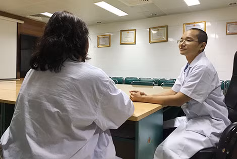 Bác sĩ Bùi Thanh Phúc tư vấn cho bệnh nhân Phạm Nhàn trước ca mổ. Bác sĩ Bùi Thanh Phúc tư vấn cho bệnh nhân Phạm Nhàn trước ca mổ.