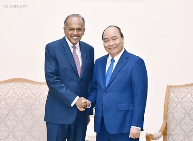 Thủ tướng Nguyễn Xuân Phúc và ông Shanmugam, Bộ trưởng Bộ Nội vụ đồng thời là Bộ trưởng Bộ Luật pháp Singapore. Ảnh: VGP/Quang Hiếu Thủ tướng Nguyễn Xuân Phúc và ông Shanmugam, Bộ trưởng Bộ Nội vụ đồng thời là Bộ trưởng Bộ Luật pháp Singapore. Ảnh: VGP/Quang Hiếu