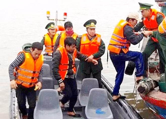 BĐBP đưa các thuyền viên bị nạn vào bờ (ảnh BĐBP cung cấp).