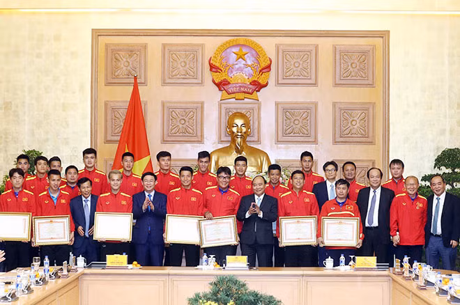 Thủ tướng Nguyễn Xuân Phúc trao tặng Bằng khen của Thủ tướng Chính phủ cho các cầu thủ. Ảnh: TTXVN.