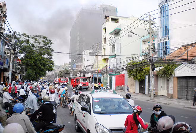 Hiện trường vụ cháy một tòa nhà cao tầng.
