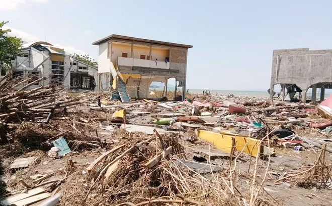 Khung cảnh đổ nát tại Palu sau thảm họa động đất, sóng thần. Ảnh: Reuters.
