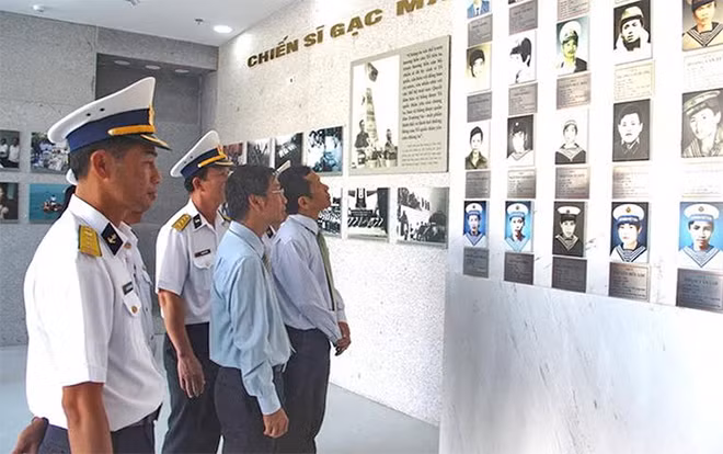 CBCS Hải quân tham quan Bảo tàng ngầm tại Khu tưởng niệm chiến sĩ Gạc Ma.