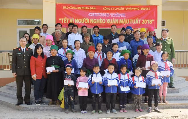 Thượng tá Trần Duy Hiển, Trưởng ban Pháp luật – Bạn đọc cùng bà Trần Thị Thúy Nga, đại diện Văn Phú – Invest; đại diện Công an tỉnh Yên Bái và Công an huyện Văn Chấn trao quà Tết tới đồng bào nghèo xã Thạch Lương.