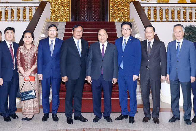 Thủ tướng Nguyễn Xuân Phúc và các đại biểu chụp ảnh chung. Ảnh: TTXVN Thủ tướng Nguyễn Xuân Phúc và các đại biểu chụp ảnh chung. Ảnh: TTXVN