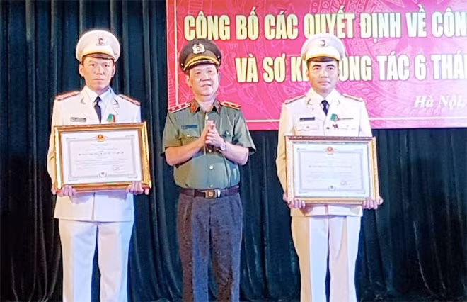 Thừa ủy quyền của Chủ tịch nước, Thứ trưởng Nguyễn Văn Sơn gắn và trao Bằng Huân chương Bảo vệ Tổ quốc hạng Ba tặng 2 cá nhân có thành tích xuất sắc.