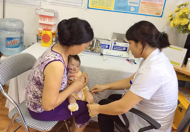Tiêm vaccine là biện pháp hữu hiệu nhất phòng bệnh cho trẻ. Tiêm vaccine là biện pháp hữu hiệu nhất phòng bệnh cho trẻ.