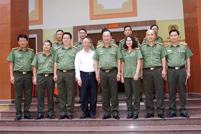Thứ trưởng chụp ảnh kỷ niệm với các đại biểu.