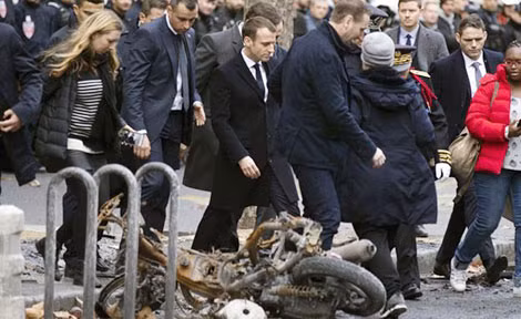 Tổng thống Pháp E.Macron tới hiện trường vụ bạo loạn ở Paris. Tổng thống Pháp E.Macron tới hiện trường vụ bạo loạn ở Paris.