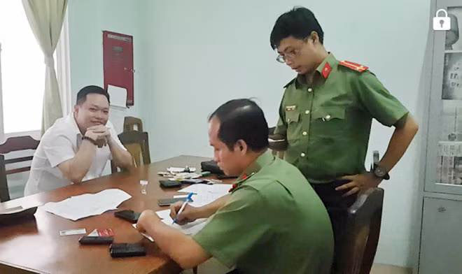 Đối tượng Nhân (áo trắng), khi làm việc với cơ quan điều tra.