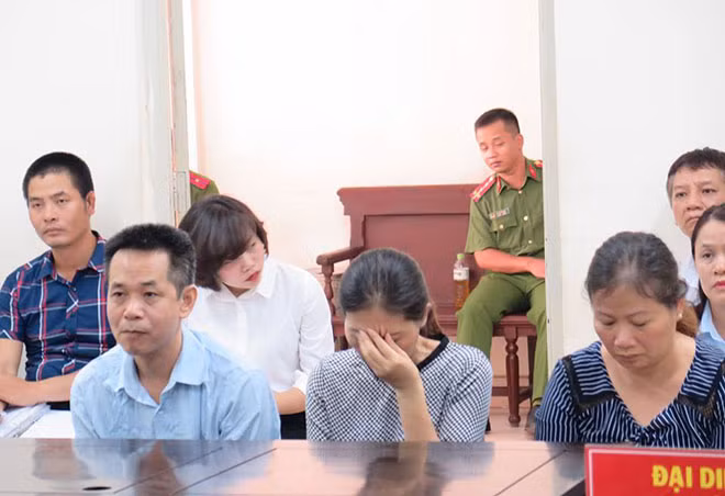 Bị cáo Dương và 2 đồng phạm (hàng đầu) tại phiên xử.