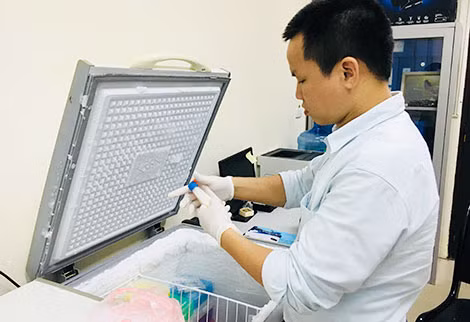 TS. Nguyễn Thiên Tạo nghiên cứu những mẫu vật về rắn và nọc độc của rắn.