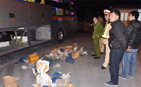 Cơ quan chức năng kiểm tra số tang vật thu giữ.