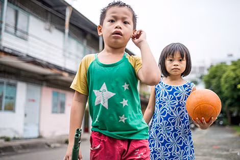 Những đứa trẻ ở khu tạm cư.