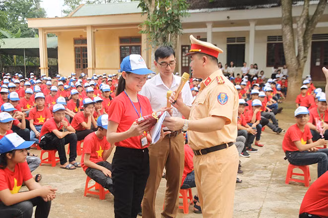 Công an Nghệ An làm tốt hoạt động tuyên truyền về pháp luật và ATGT tại trường học. Công an Nghệ An làm tốt hoạt động tuyên truyền về pháp luật và ATGT tại trường học.